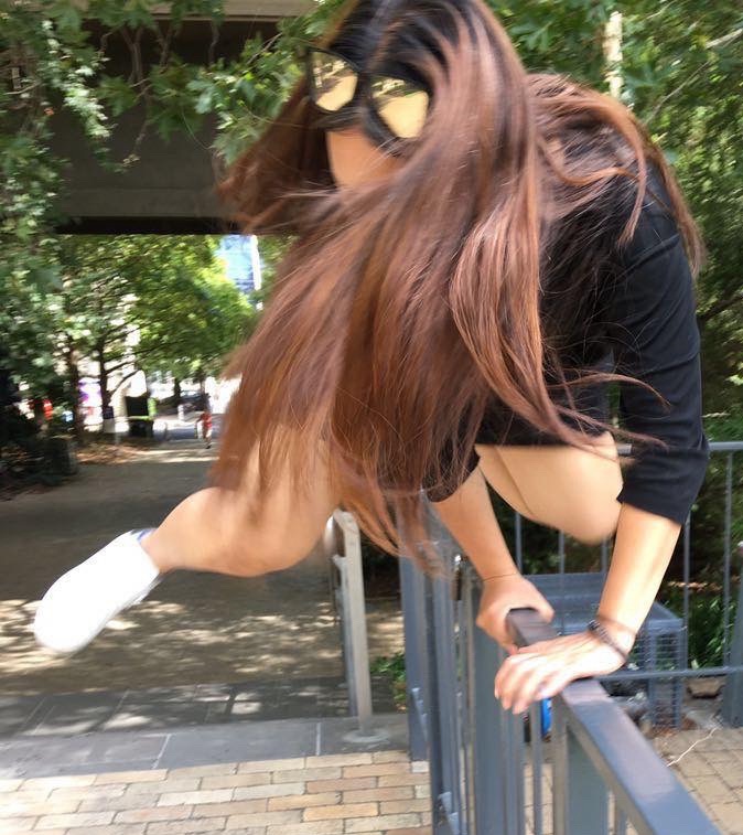 所以，奔跑吧，在我們還能如此勇敢的時候。
(附上我不知道哪裡來的勇氣，覺得自己可以飛越欄杆的照片......)